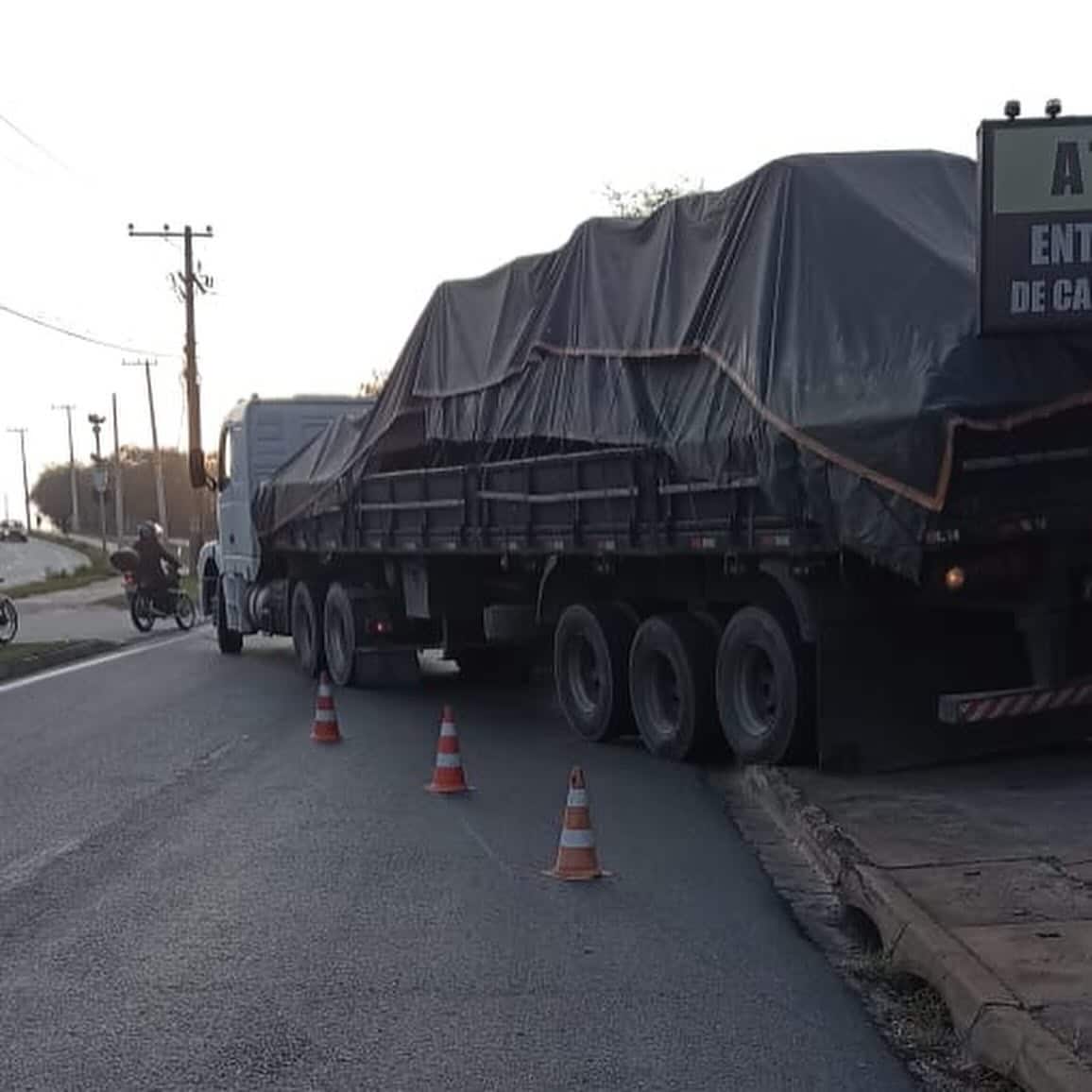 Caminhão bloqueia trânsito na Av. Victor Andrew, em Sorocaba