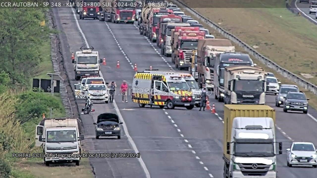 Acidente com moto causa interdição e congestionamento na Rodovia dos Bandeirante em Jundiaí