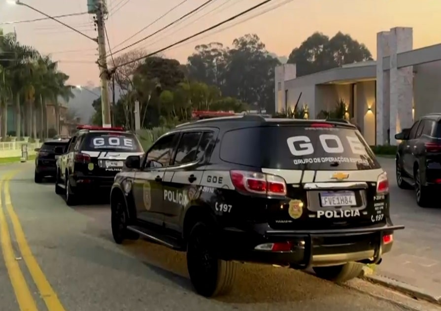 Carro da polícia em operação contra lavagem de dinheiro.