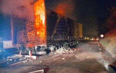 Carreta carregada com 30 toneladas de shampoo pega fogo em Jundiaí