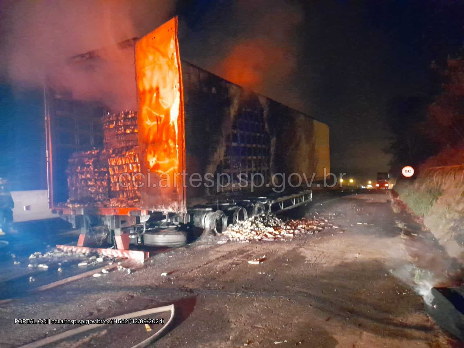 Carreta carregada com 30 toneladas de shampoo pega fogo em Jundiaí