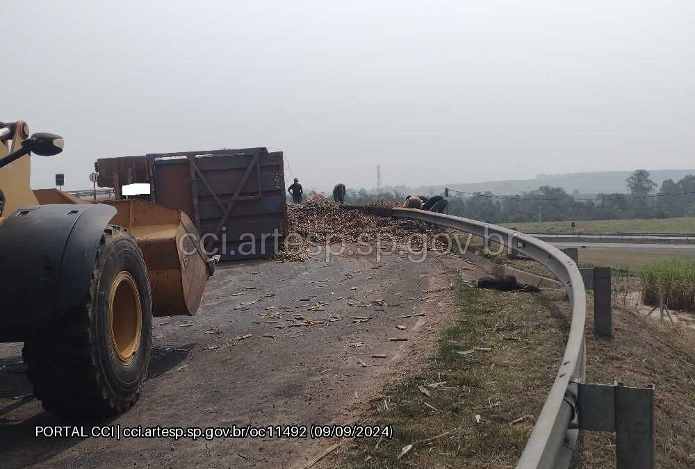 Carreta carregada com 40 toneladas de cana-de-açúcar tomba em Cerquilho