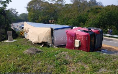 Carreta carregada de mantimentos tomba na Rodovia Marechal Rondon, em Tietê