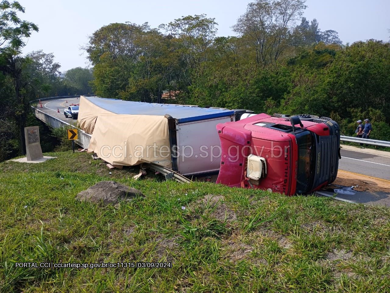 Carreta carregada de mantimentos tomba na Rodovia Marechal Rondon, em Tietê