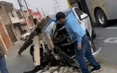 Carro colide com poste e causa transtornos em Avenida de Sorocaba