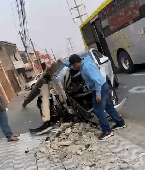 Carro colide com poste e causa transtornos em Avenida de Sorocaba