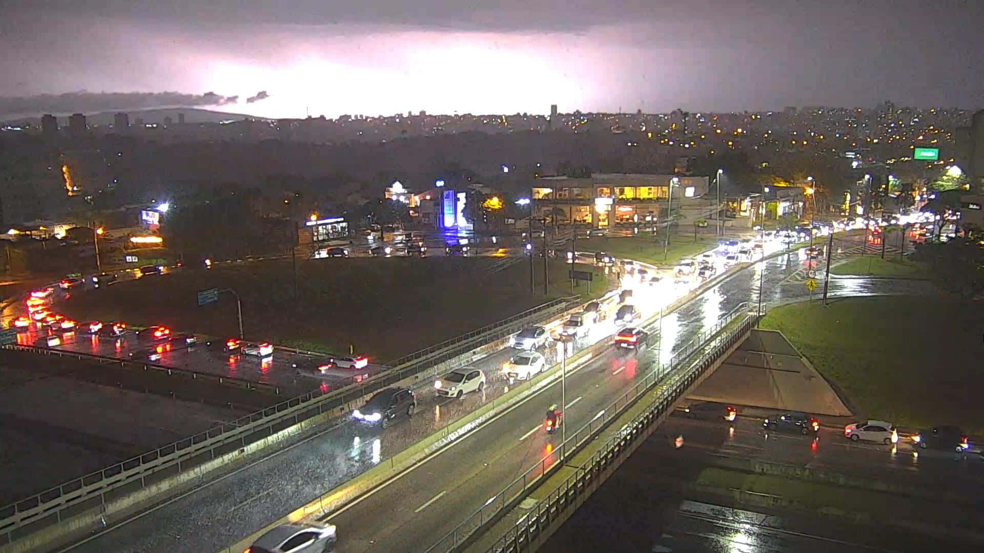 Chuva provoca falta de energia em bairros de Sorocaba