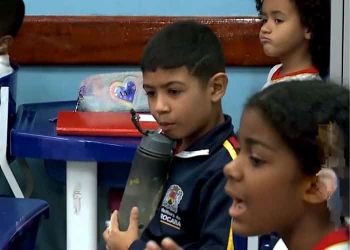 Aluno aprendendo sobre o calor na escola.