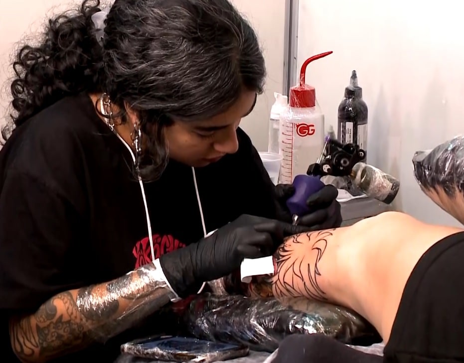 Profissional fazendo uma tatuagem no Tattoo Expo.