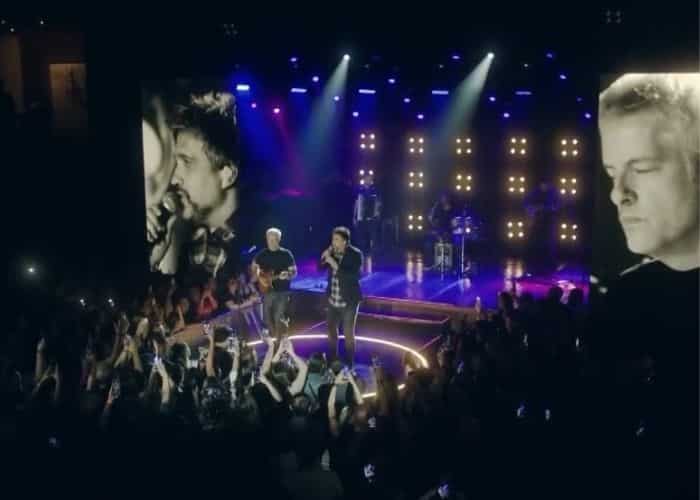 Palco onde está acontecendo show do Vitor e Leo.