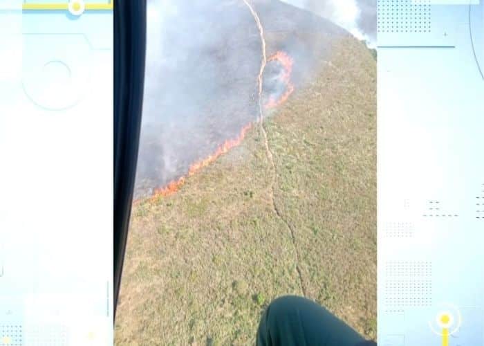 visão aérea de helicóptero em combate às queimadas.