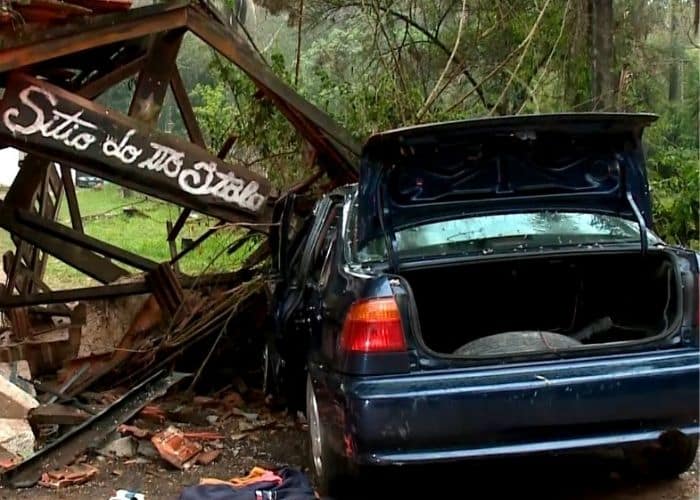 Imagem do carro em Campo Limpo Paulista após o acidente em ponto de ônibus.