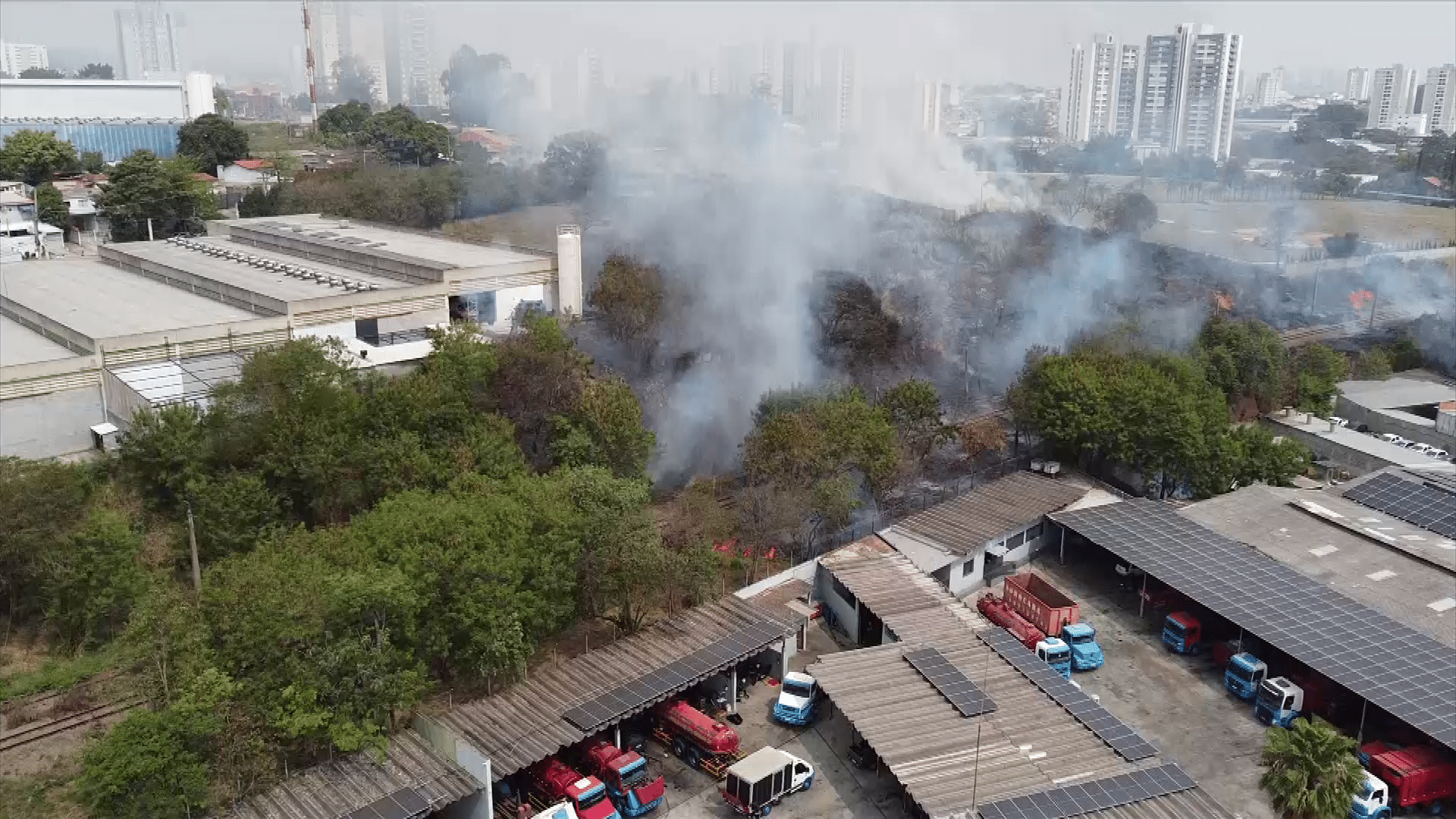 Incêndio atinge área de mata no Jardim Gonçalves, em Sorocaba, e empresas são evacuadas