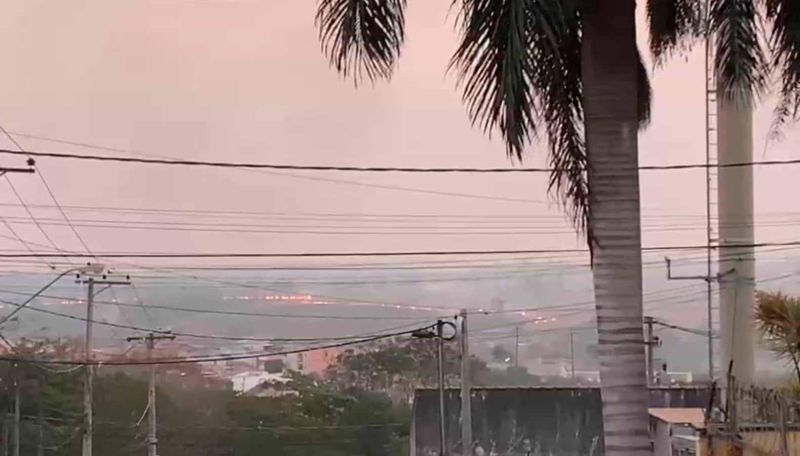 Incêndio atinge área de vegetação entre Zona Norte e Oeste de Sorocaba