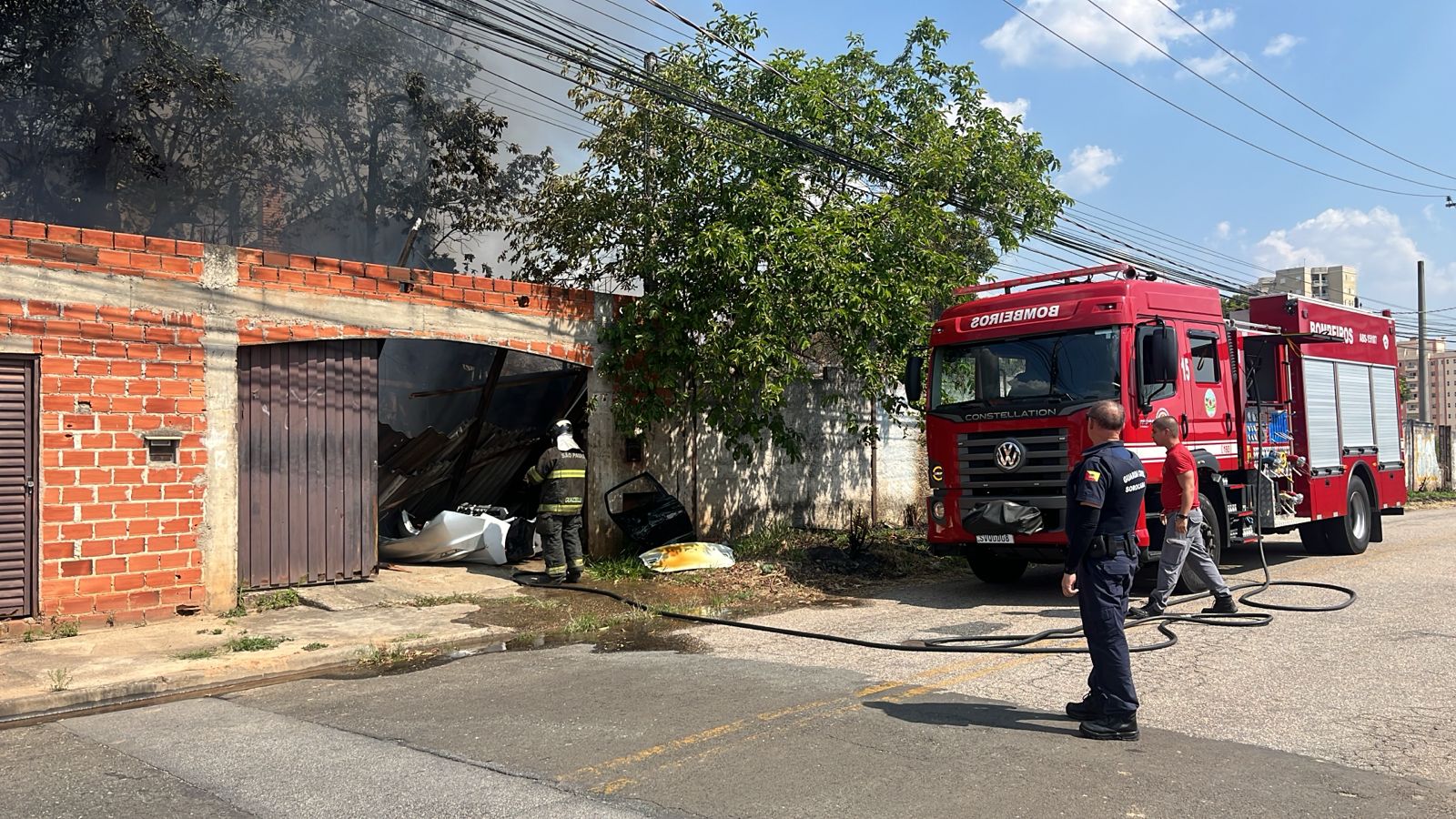 Incêndio atinge empresa de recuperação de faróis e para-choques em Sorocaba