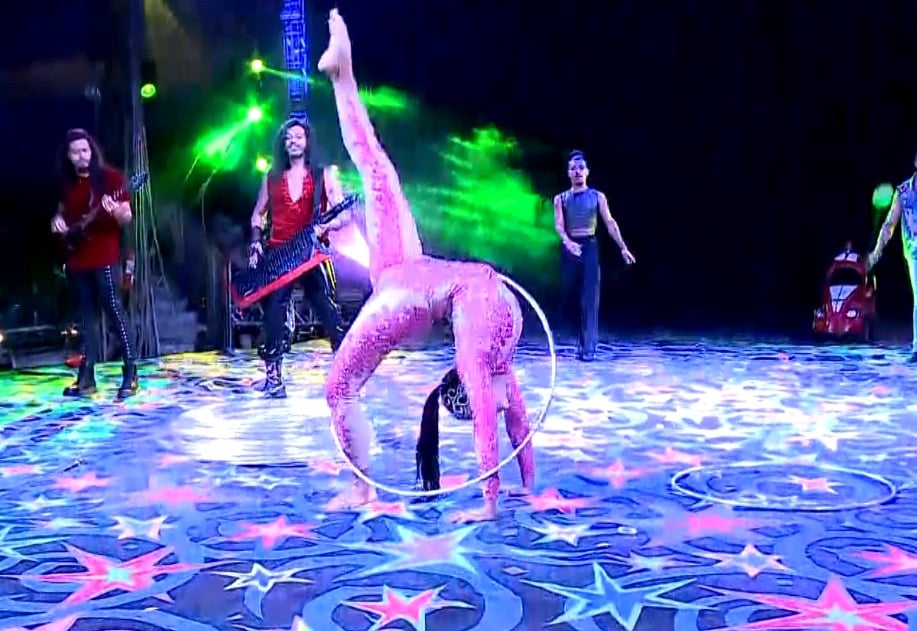 Mulher se apresentando no Cirque Amar.