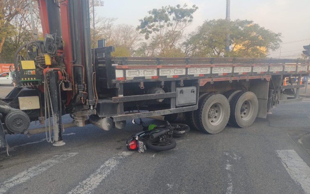 Motociclista morre em acidente com caminhão na Av. Santos Dumont