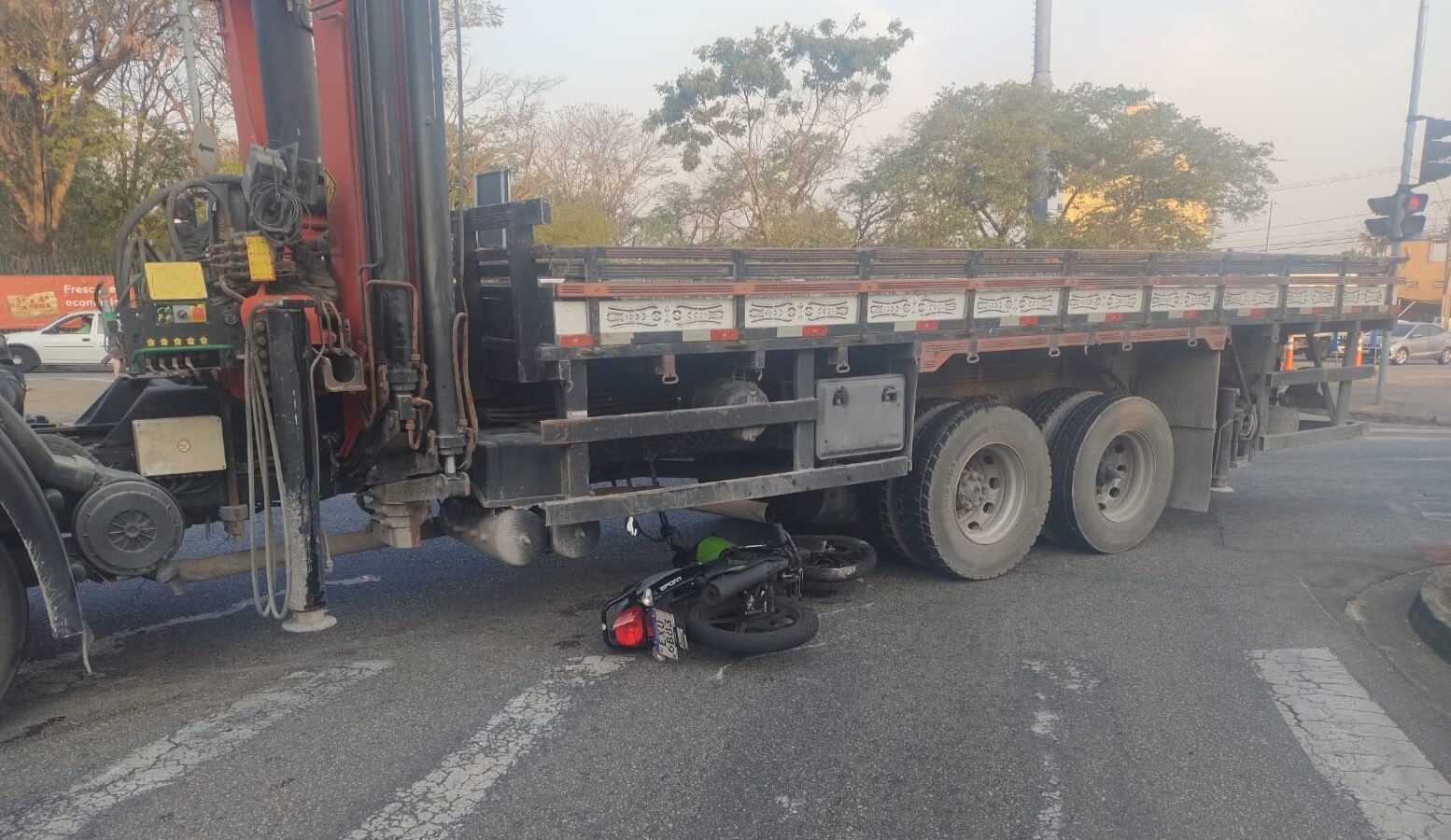 Motociclista morre em acidente com caminhão na Av. Santos Dumont