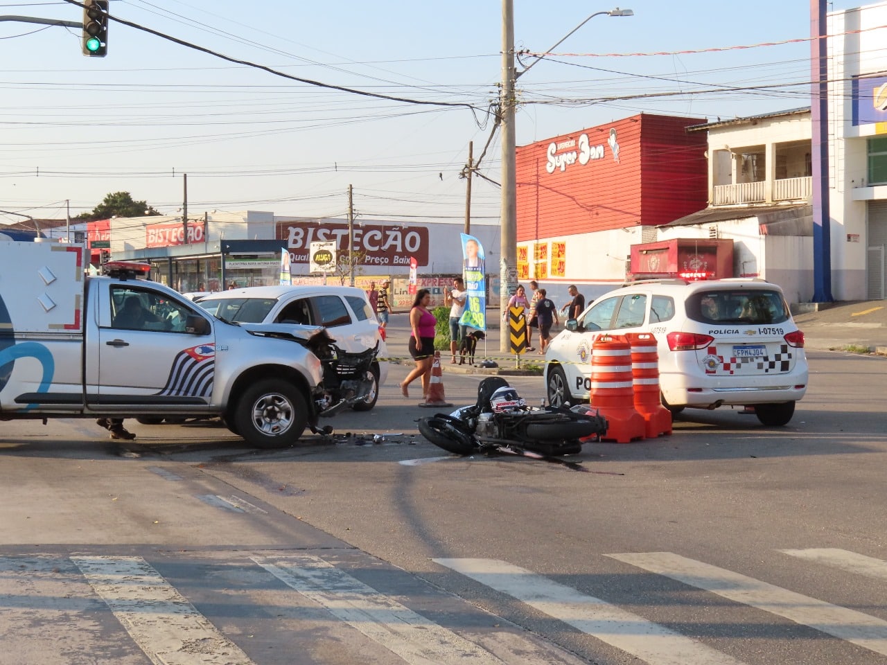 Motociclista morre em acidente no cruzamento da Av. Itavuvu com a Rua Atanázio Soares, em Sorocaba