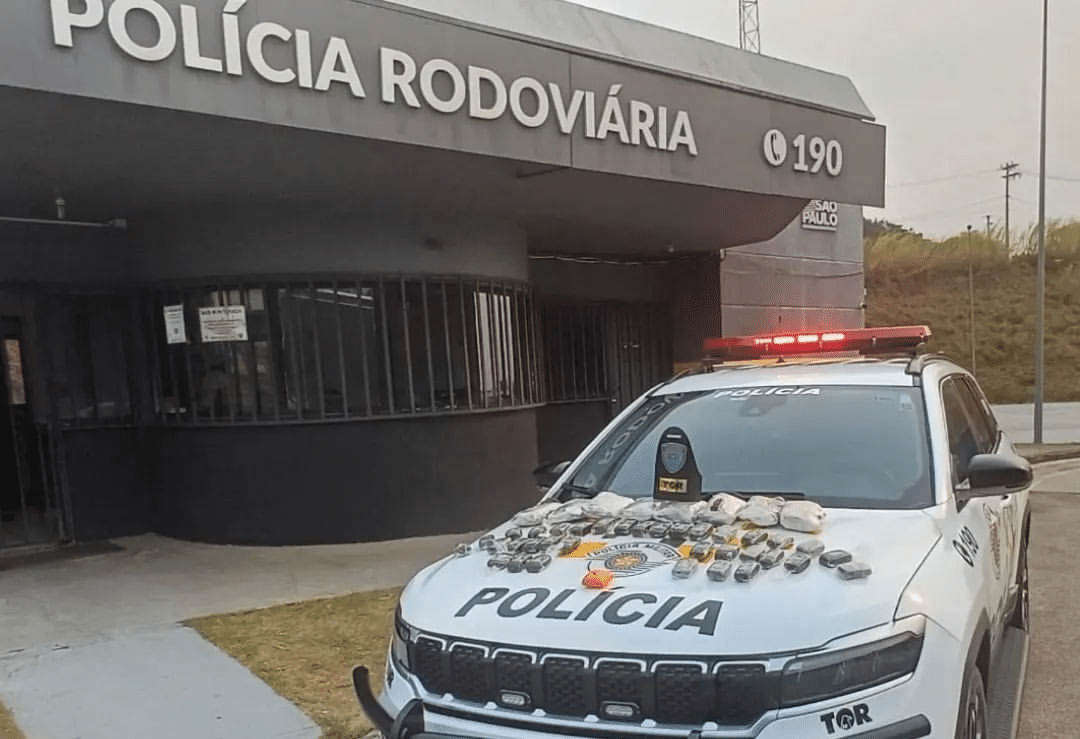 Polícia Rodoviária prende dois suspeitos e apreende adolescente por tráfico de drogas