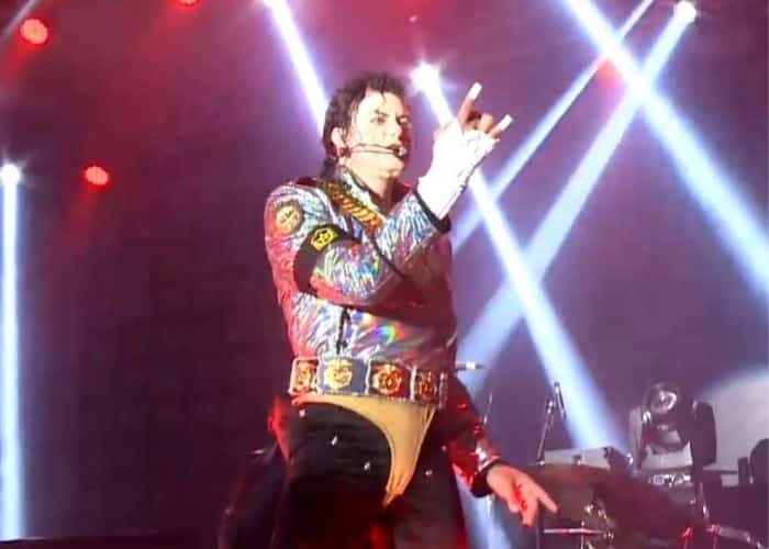 Rodrigo Teaser se apresentando vestido de Michael Jackson.