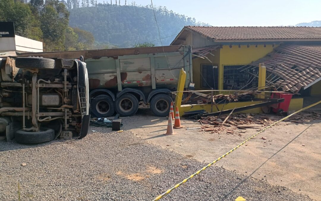 Carreta atinge comércio após perder força em ladeira na Rodovia Raposo Tavares