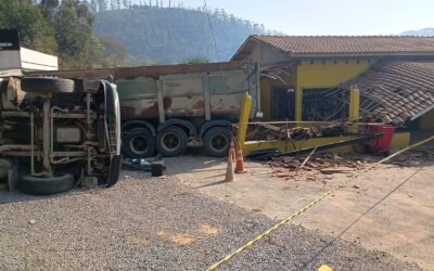 Carreta atinge comércio após perder força em ladeira na Rodovia Raposo Tavares