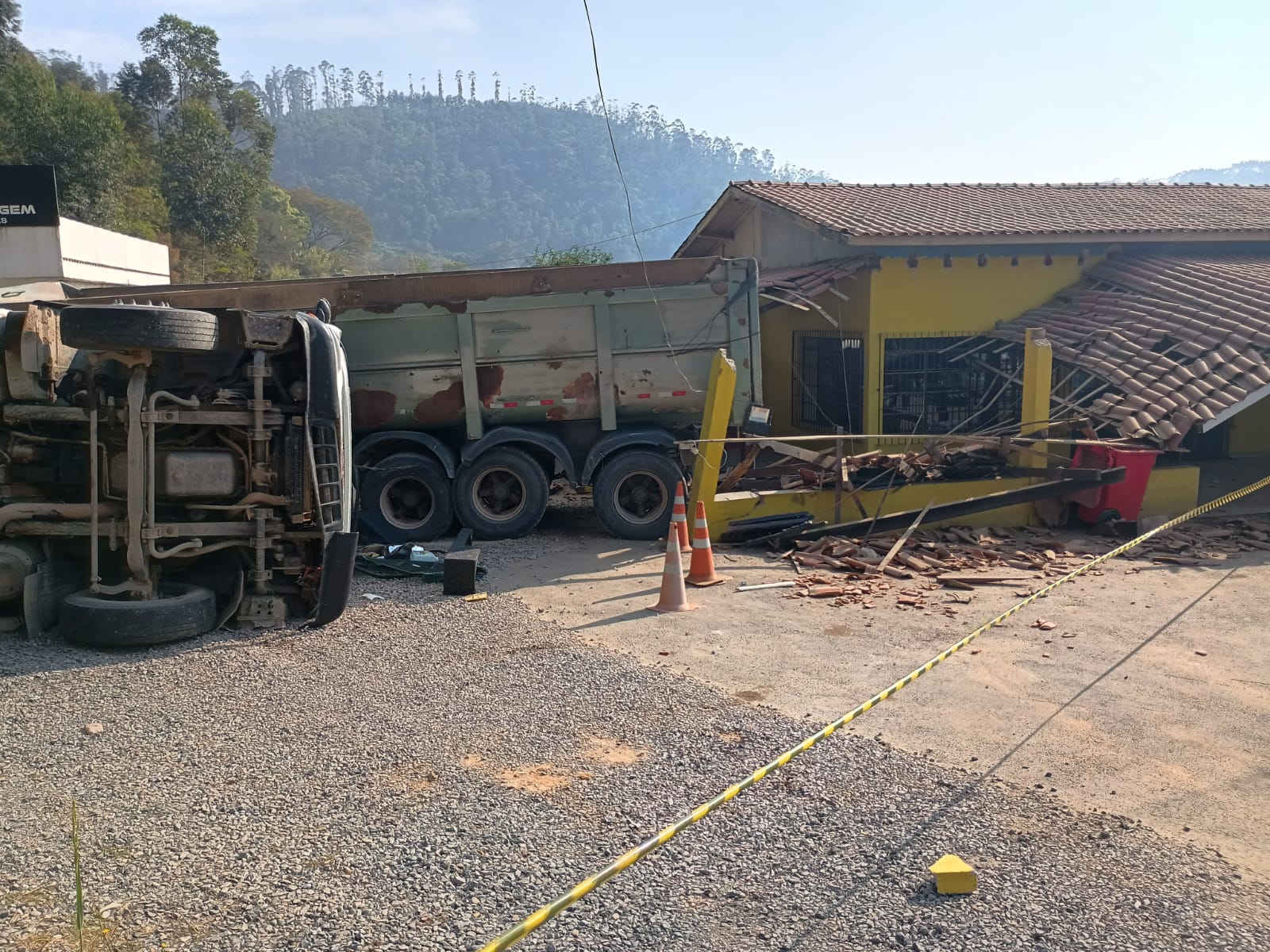 Carreta atinge comércio após perder força em ladeira na Rodovia Raposo Tavares