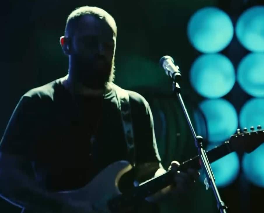 Homem tocando guitarra.