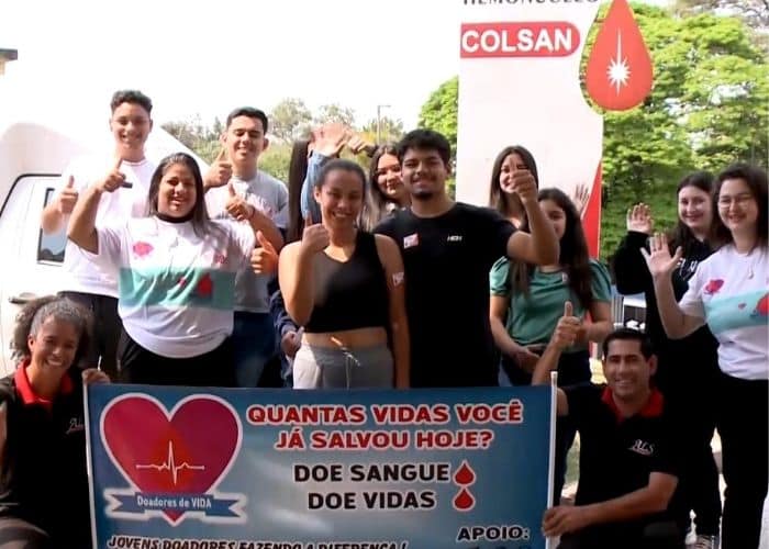 Estudantes em campanha para doações para banco de sangue.