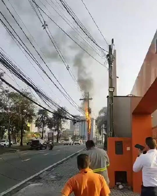 Transformador de poste pega fogo e deixa região do Campolim no escuro