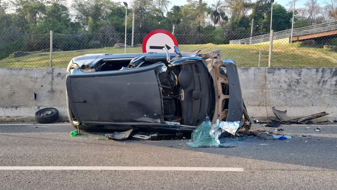 Motorista teria perdido o controle da direção e batido na mureta central da rodovia.