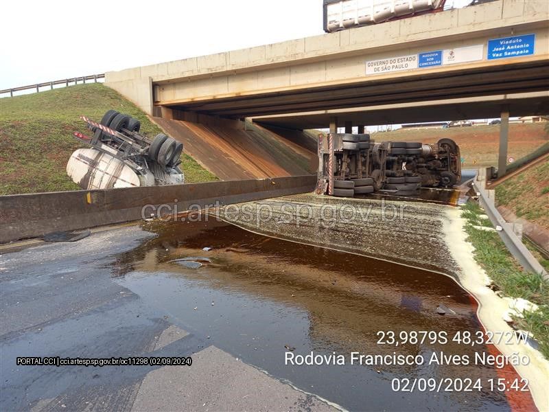 Carreta carregada com óleo vegetal tomba e interdita rodovia em Capão Bonito