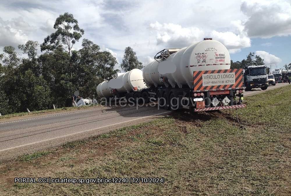 Acidente entre carro e carreta interdita SP 075 em Salto