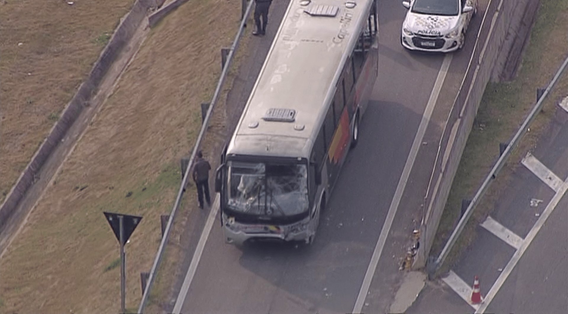 Acidente entre dois ônibus bloqueia alça de acesso na Rodovia Anhanguera e deixa 13 feridos