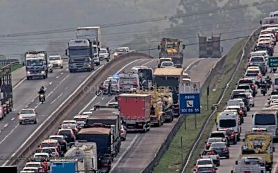 Acidente na Raposo causa lentidão e deixa motociclista ferido