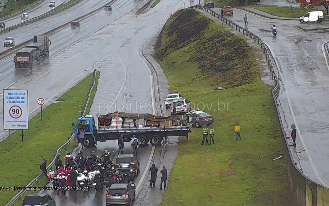 Acidente na Raposo Tavares envolve viatura da Polícia Rodoviária