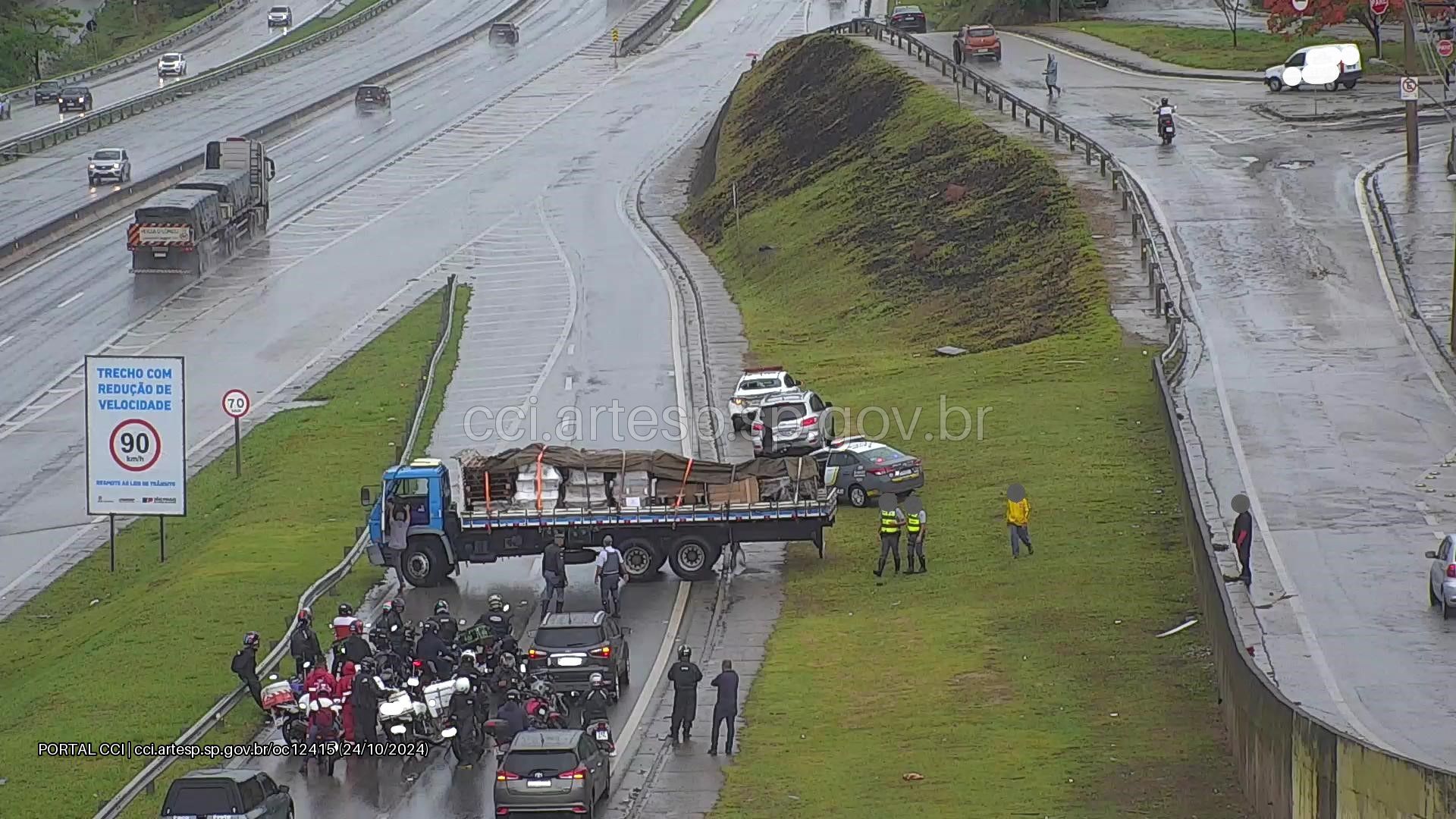 Acidente na Rodovia Raposo Tavares envolve viatura da Polícia Rodoviária e caminhão