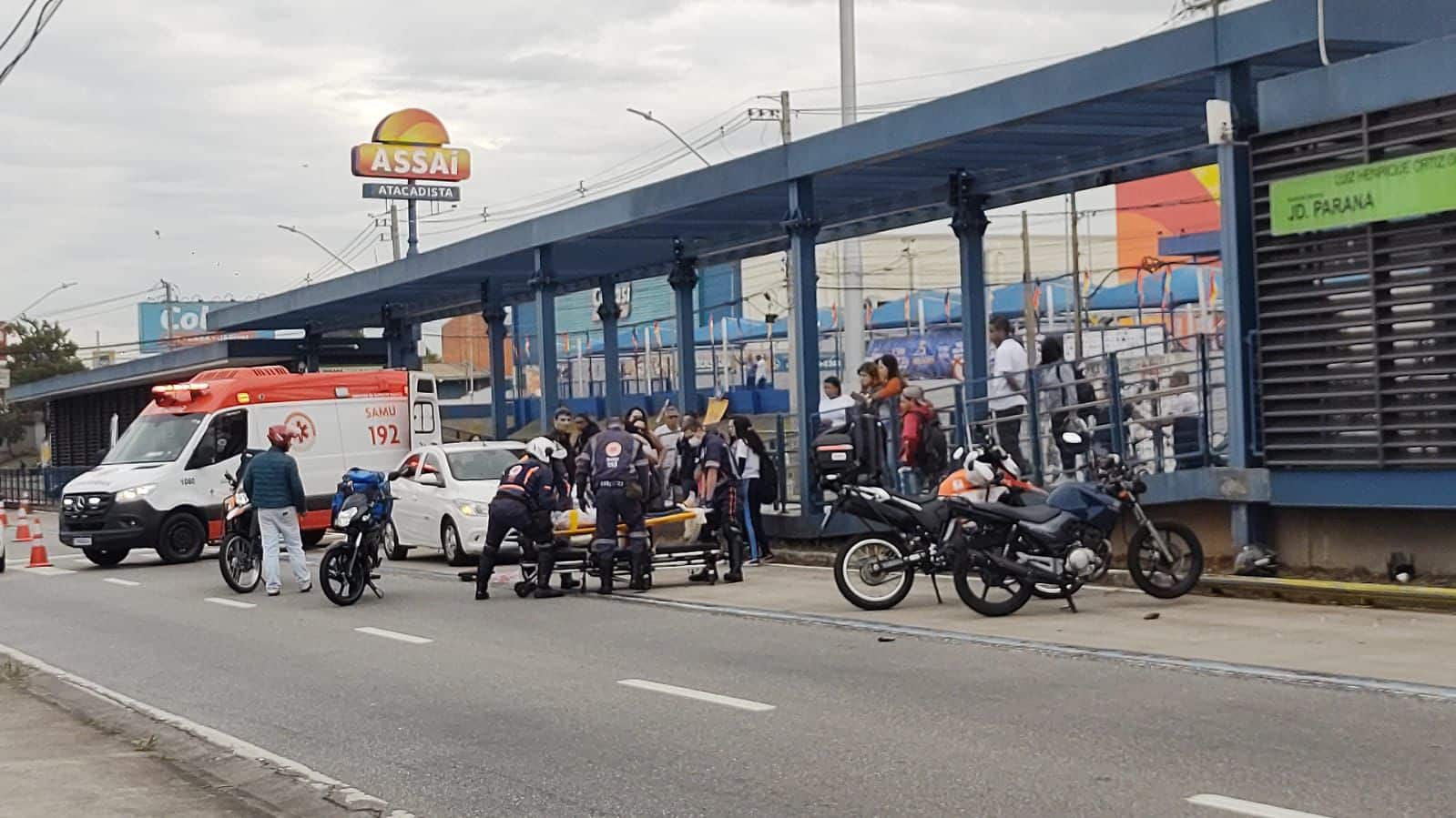 Adolescente é atropelada por moto na Avenida Itavuvu em Sorocaba e sofre traumatismo craniano