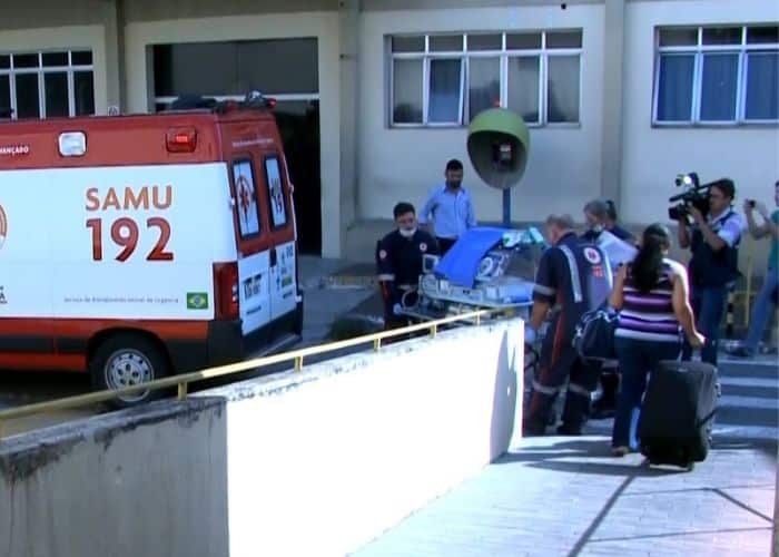 Imagem de bebê chegando no hospital com a família, na época.