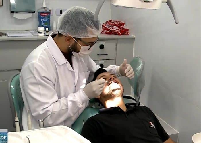 Dentista atendendo paciente.