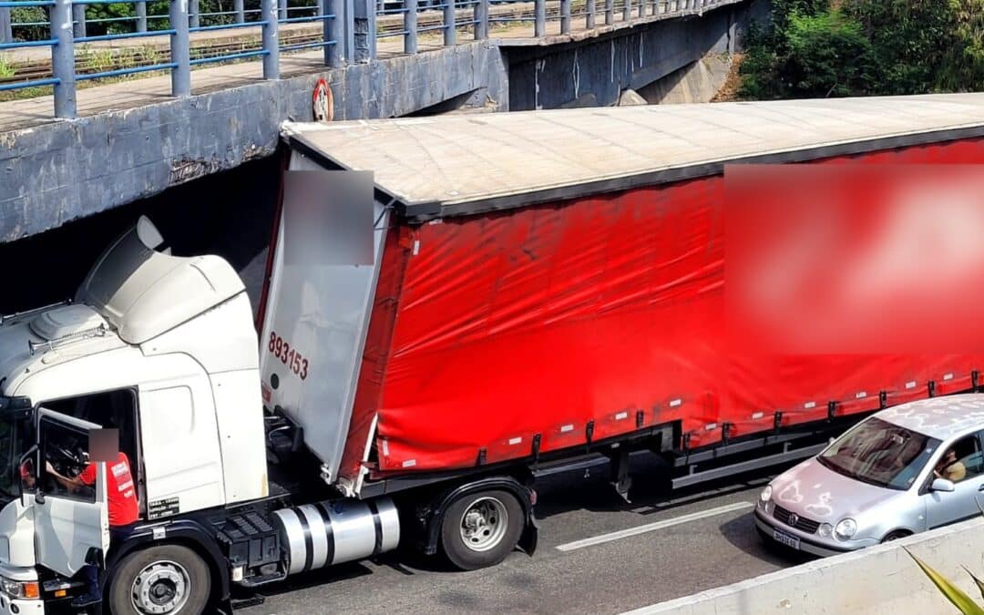 Carreta atinge pontilhão na Avenida Dom Aguirre e causa interdição