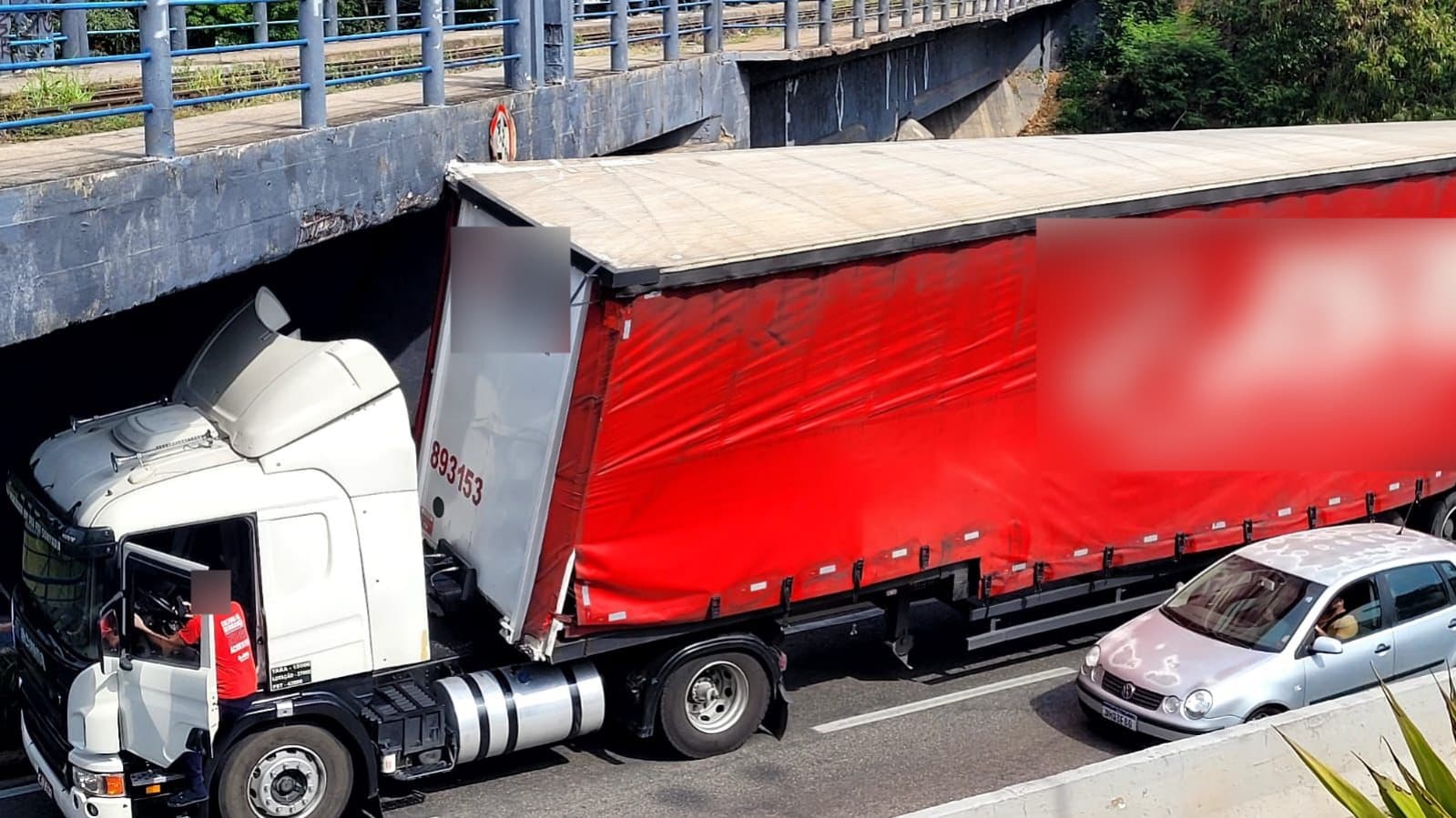 Carreta atinge pontilhão da linha férrea na Avenida Dom Aguirre e causa interdição temporária