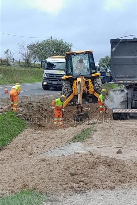 Carreta tomba e interdita rodovia em Itapetininga