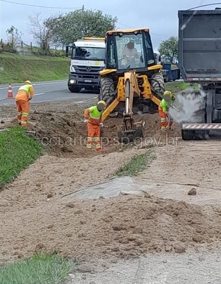 Carreta carregada com 20 toneladas de argila tomba e interdita rodovia em Itapetininga