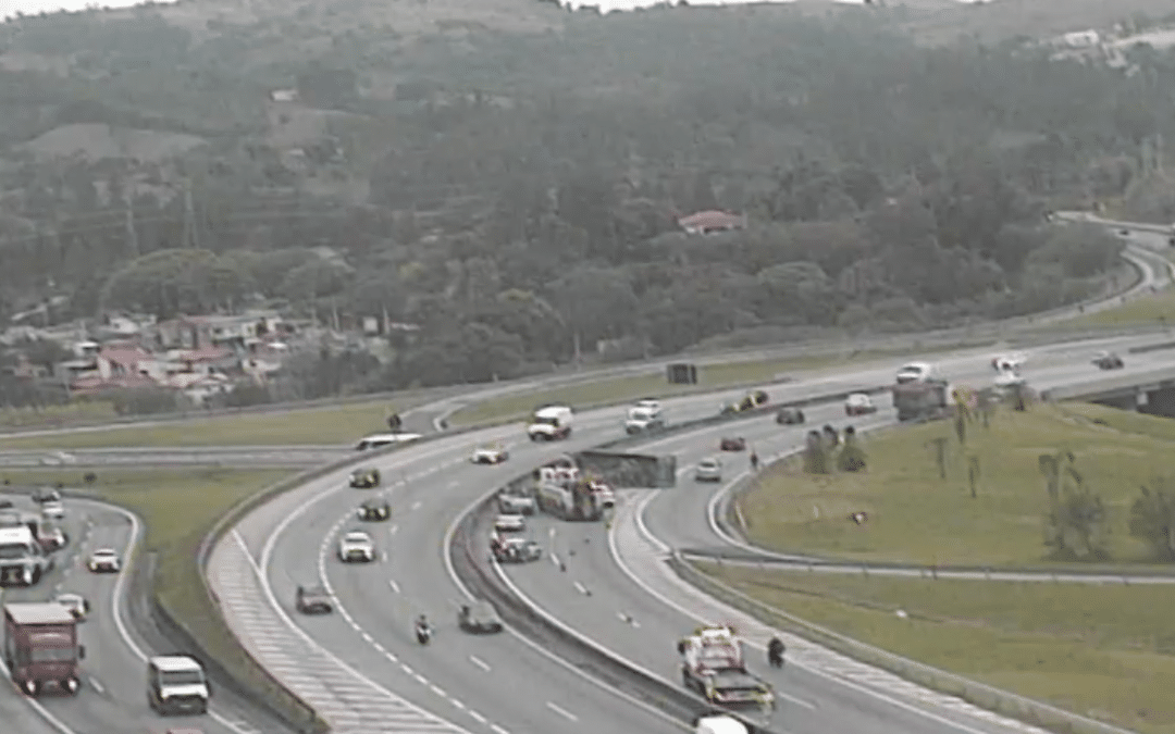 Carreta tomba e interdita Rodovia Raposo Tavares em Sorocaba