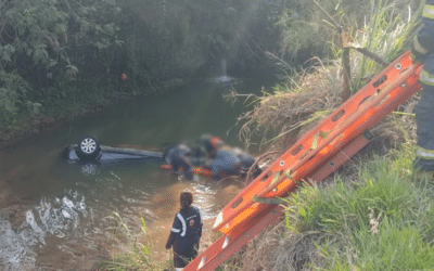 Carro cai em córrego e mulheres ficam feridas em Campo Limpo Paulista