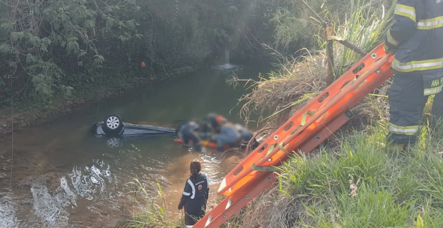 Carro cai em córrego e mulheres ficam feridas em Campo Limpo Paulista