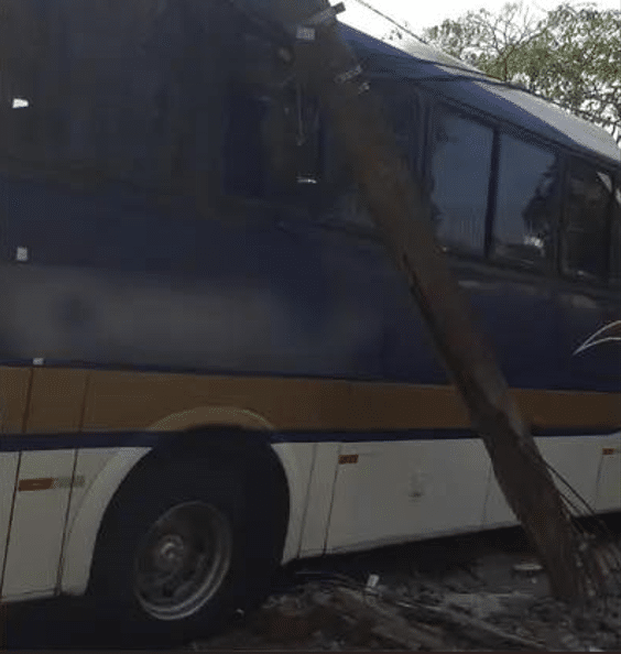 Colisão de ônibus com poste interdita faixa de avenida em Jundiaí