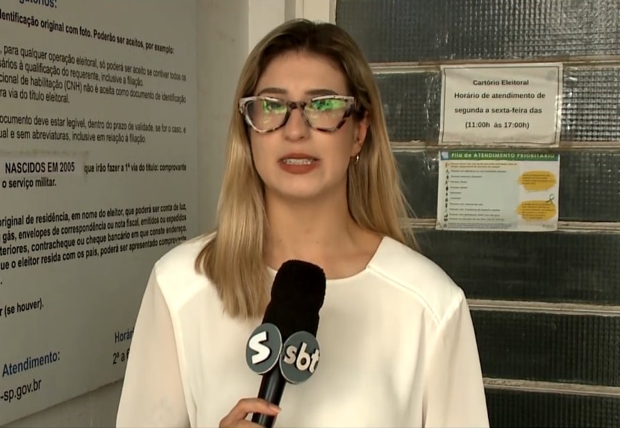 Repórter Nicole Bonentti falando sobre justificar ausência nas eleições.